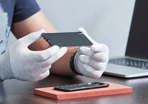 Hombre reparando pantalla de teléfono 